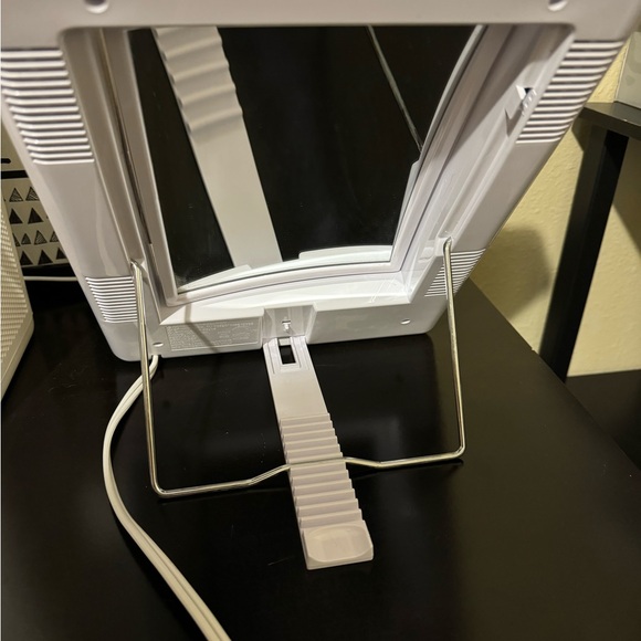 White Lighted Makeup Mirror - Picture 5 of 7